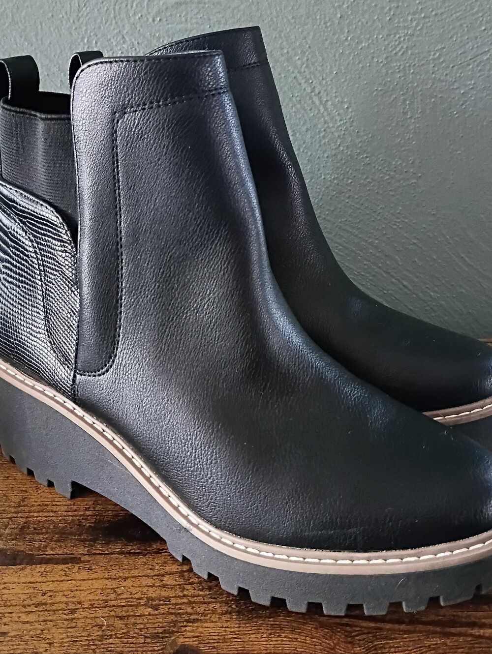 DV Dolce Vita Rango Chelsea Lug Ankle Boots Women's 9 Black Wedge Pull On Shoes